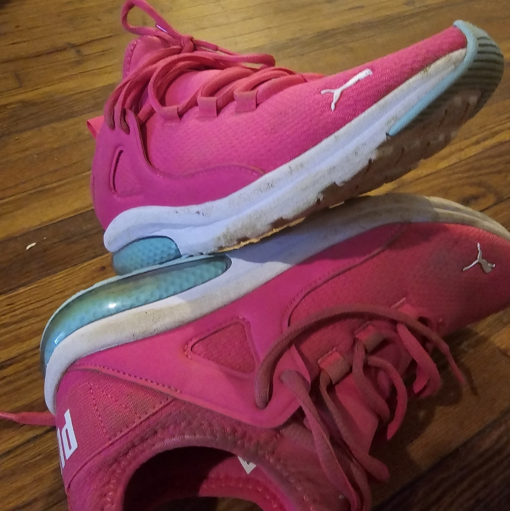 PUMA tennis shoes wemons pink size 7